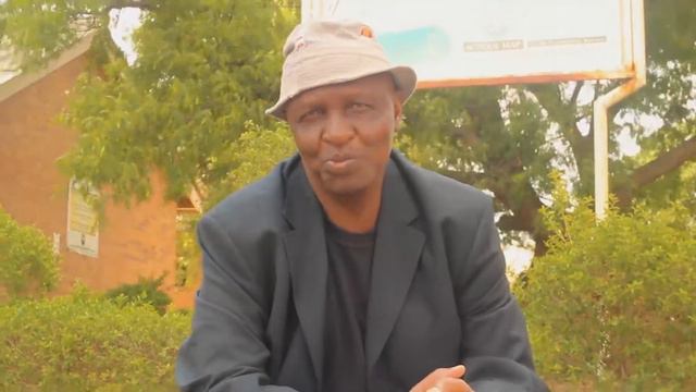 Gift and Ray Lunga donate soccer kit to Entumbane High School. смотреть онлайн