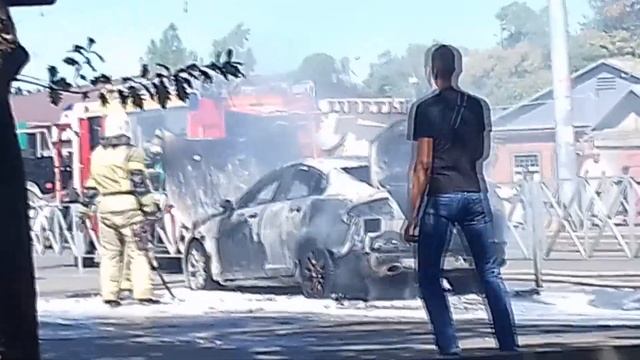 Краснодар. Горит крутое авто. Автомобиль сгорел на глазах у водителя за 10 минут смотреть онлайн