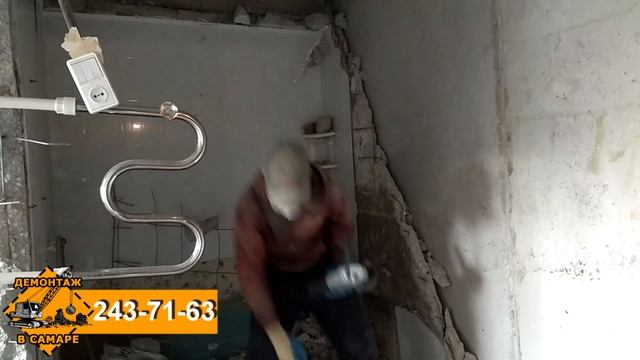Ломать самому или нанять специалистов? Демонтаж сантехкабины в панельном доме 90х годов.