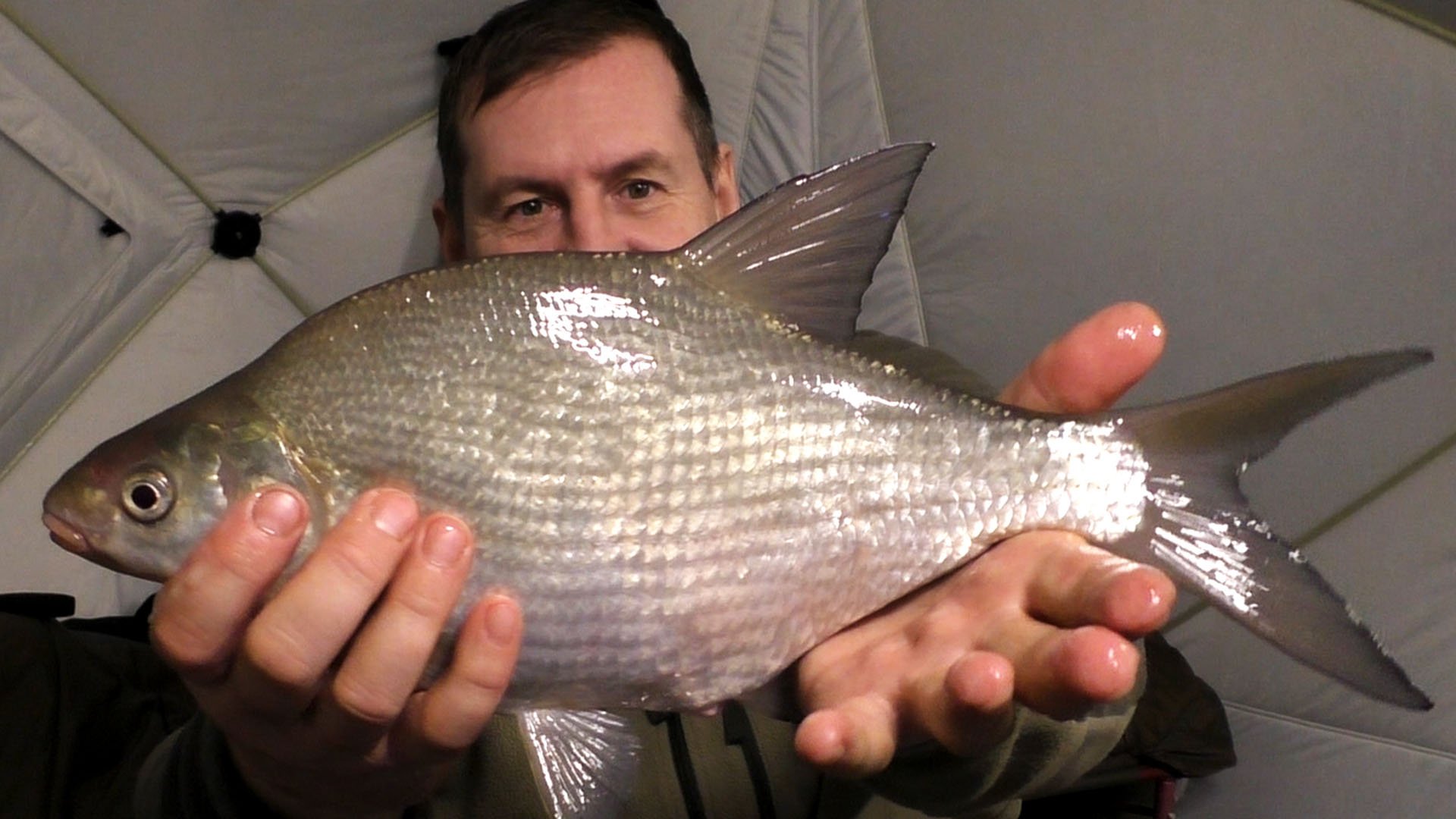 Бешенный клев леща. Рыбалка с ночевкой. смотреть онлайн