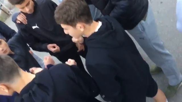 Чернокожий футболист разбил ударом мяча окна в пятиэтажке Сочи 2 смотреть онлайн