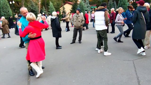 Танцы ??? в парке Горького Харьков Октябрь 2021 ?❤️ смотреть онлайн