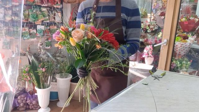 Сборка и упаковка круглого букета. Флористика. Гербера,альстромерия,хризантема,тюльпаны,роза смотреть онлайн