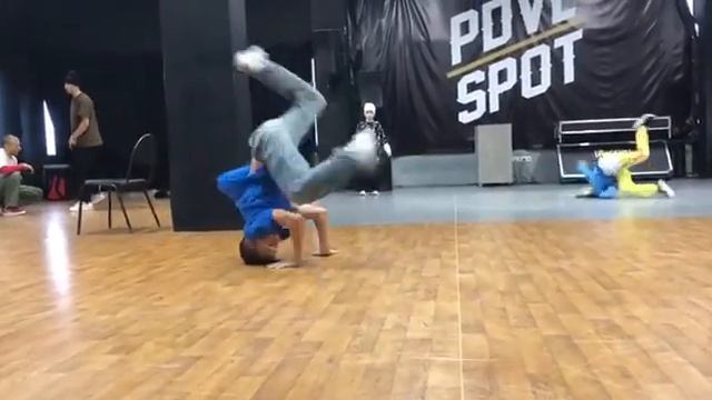 брейк данс, свайпс с трэком. #cool #funny смотреть онлайн