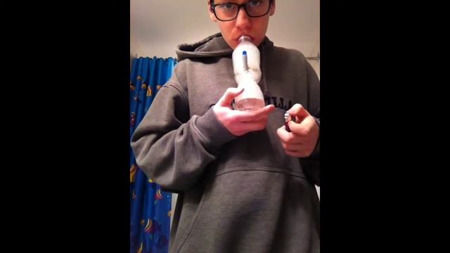 Blazin with my homemade bong. смотреть онлайн