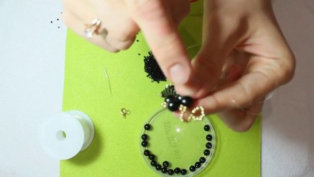 Легкий и красивый браслет из бисера и бусин! смотреть онлайн