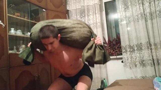 Приседания с мешком песка 76 кг, один из двух подходов по 11 повторов. смотреть онлайн
