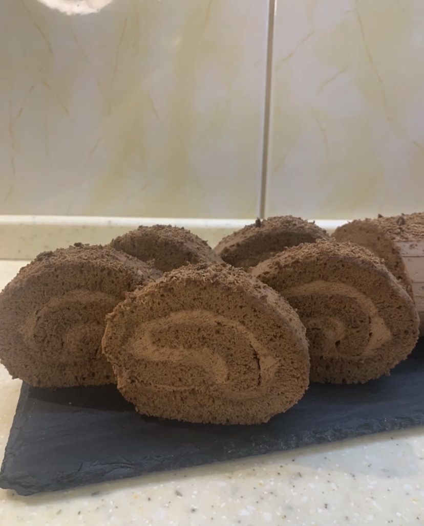 Бисквитный рулет с шоколадным кремом смотреть онлайн