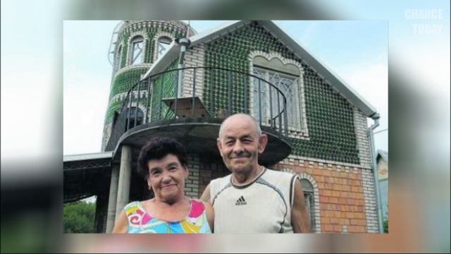 Выезжая из гаража, мужчина провалился колесом в яму и нашел секретную комнату смотреть онлайн