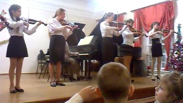 Выступление учениц музыкальной школы по классу скрипки
