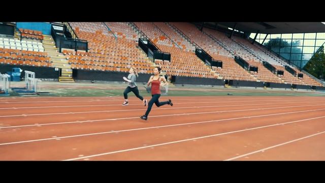 Live Running Simulator - GPS running app with 3D real-time competition смотреть онлайн