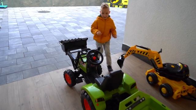 Подарки от БЭТМЕНА...Unpacking Gifts  THE POWER Wheel Ride On The Tractor BulDozer!
