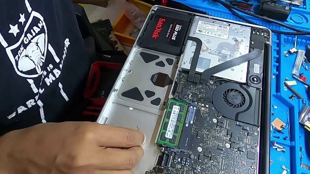 how to change touchpad Macbook 2009-2013 (bagaimana menukar touchpad macbook A1278) смотреть онлайн