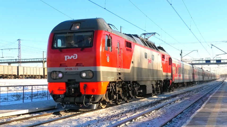 ЭП2К-173 со скорым поездом Абакан — Москва следует через о.п. Электродепо смотреть онлайн