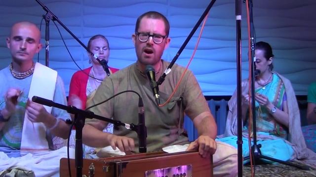 Kirtana Mela 2015 Moscow - Е.М. Акинчана Кришна прабху - Киртан 5 - 27.06.2015 смотреть онлайн