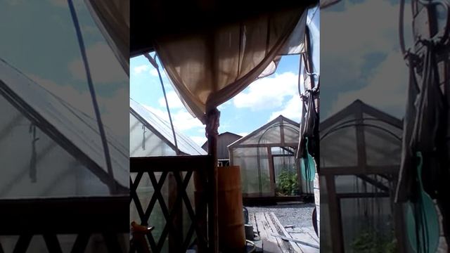 Сбрасываю шарик с водой с крыши в бочку смотреть онлайн
