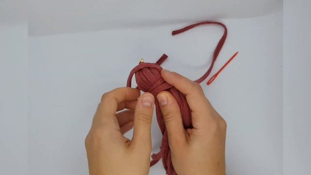 Кисточка, брелок для сумки из трикотажной пряжи (быстро и просто). смотреть онлайн