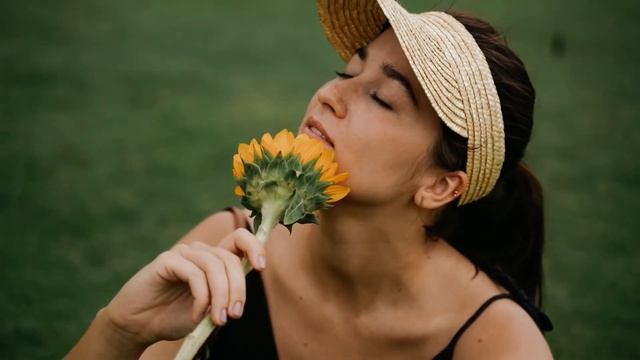 Стихотворение "Влюбляются не в лица, не в фигуры...", автор Анна Шаркунова смотреть онлайн