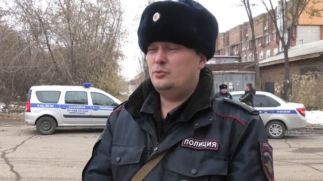 Бык напал на двух человек и машину в Иркутске смотреть онлайн