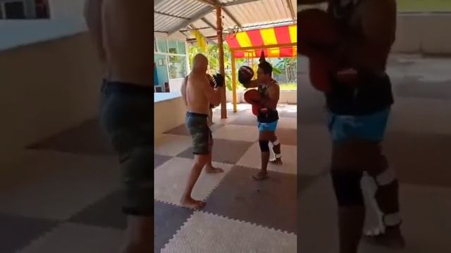 Удары локтями. Elbow strikes смотреть онлайн