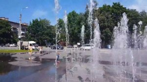 VLOG: Фонтан! Лето! Златуня бегает под фонтаном | Златуня