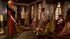 Валиде, подарила Хюррем хатун, украшение! Махидевран, завидует...