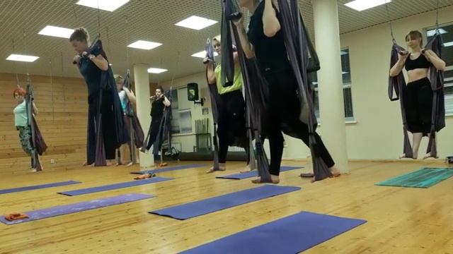 УРОК для БЁДЕР и ЯГОДИЦ. Йога в гамаках/ в воздухе/ флай. Fly yoga lesson. Вера Дроздова смотреть онлайн