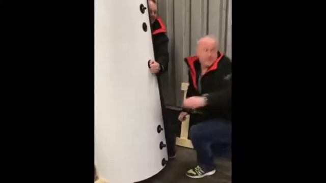 Montage von Füßen für den stationären Warmwasserbereiter смотреть онлайн