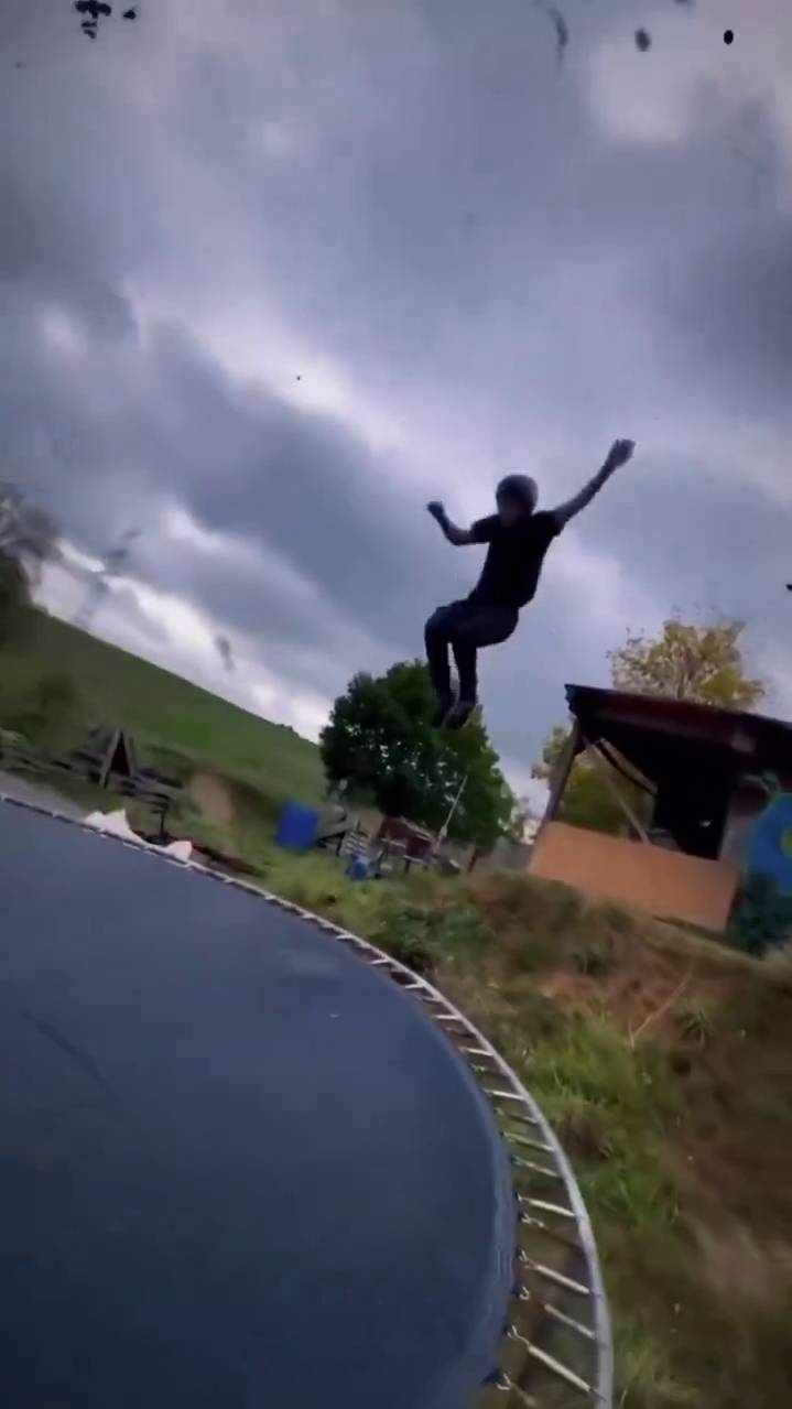 Парень очень неудачно прыгнул на батут и врезался в бочку смотреть онлайн