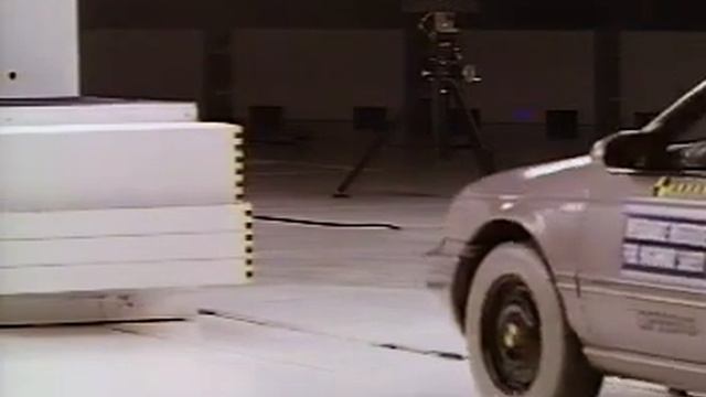 1995 Ford Taurus moderate overlap IIHS crash test смотреть онлайн