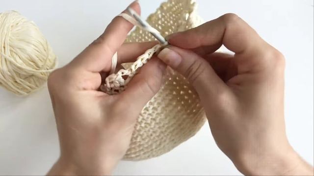 Летняя шляпа из рафии крючком. Чешуйчатые поля смотреть онлайн