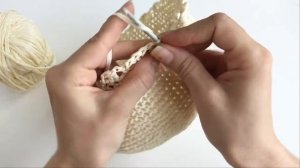 Летняя шляпа из рафии крючком. Чешуйчатые поля
