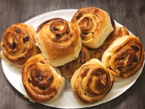 Булочки - УЛИТКИ с изюмом и курагой из дрожжевого теста.