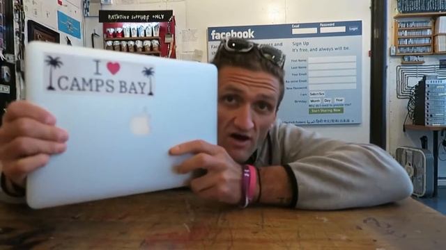 Гравировка на MacBook. Кейси Нейстат на русском