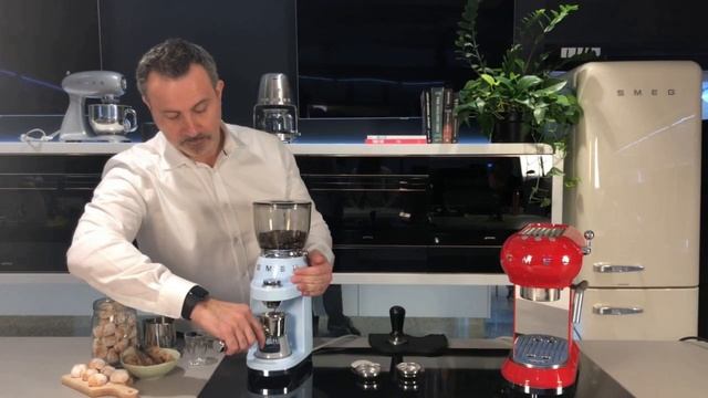 Smeg Espresso Coffee Machine - How to make the perfect double espresso смотреть онлайн