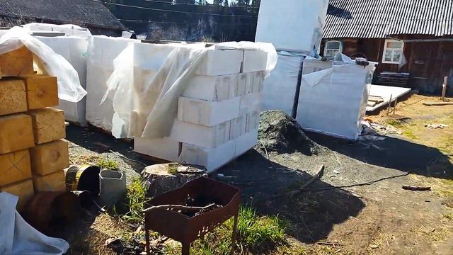 Начало сезона.Завезли бревна для строительства.Вспахали огород у второго дома/В деревеньке на Урале смотреть онлайн