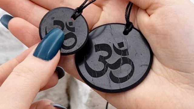 Кулон Шунгит с гравировкой "ОМ" / Pendant with engraving "OM" смотреть онлайн