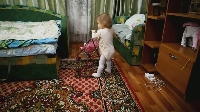 Как научиться ходить или обзор коляски для кукол смотреть онлайн