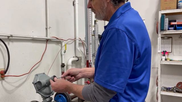 How to Adjust the Outlet Pressure on a Sensus 143 Regulator смотреть онлайн