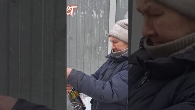 Светка поздравила Россиян с новым годом! #поздравления #новыйгод #зима #люди #любовь #авто смотреть онлайн