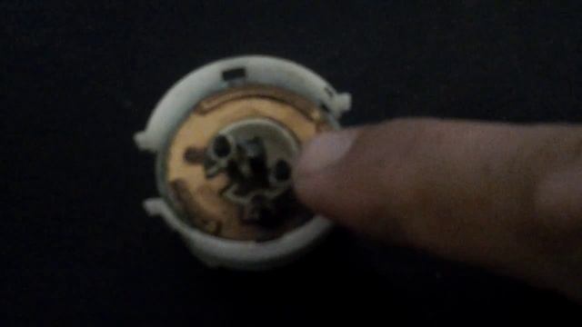 Inside the Ignition Switch of a 2001 Ford Courier 2x4 (AU Model) смотреть онлайн