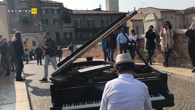 Il pianista "fuoriposto" che incanta Ponte Pietra смотреть онлайн