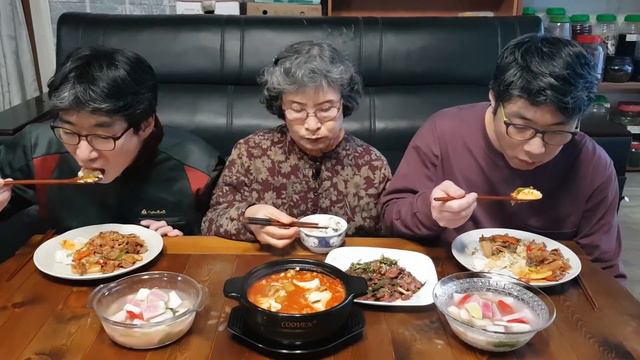 맛있게 먹어라 아들아~! 제육덮밥 먹방, 순두부찌개, 오리고기 (동치미 담그는법) 가족먹방 MUKBANG KOREAN FOOD COOKING ASMR | EATING SHOW смотреть онлайн