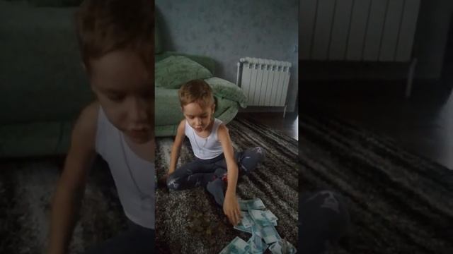 На канале мистер Рома) сынок считает подаренные деньги смотреть онлайн