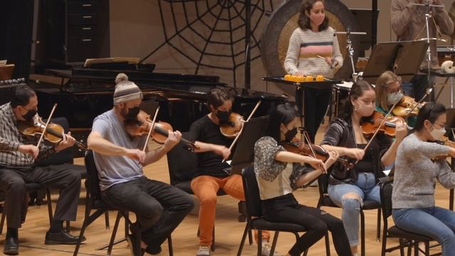 Happy Halloween ? Saint-Saëns' "Danse macabre" featuring Claude Sim смотреть онлайн