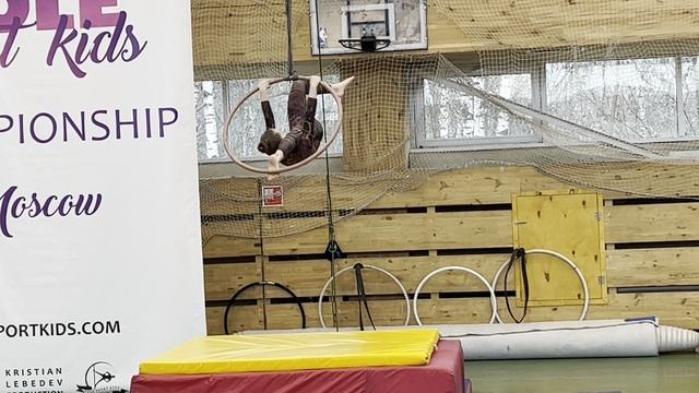 Выступление на соревнованиях по воздушной гимнастике смотреть онлайн