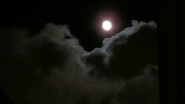 Дымовой факел из трубы котельной на фоне Луны смотреть онлайн