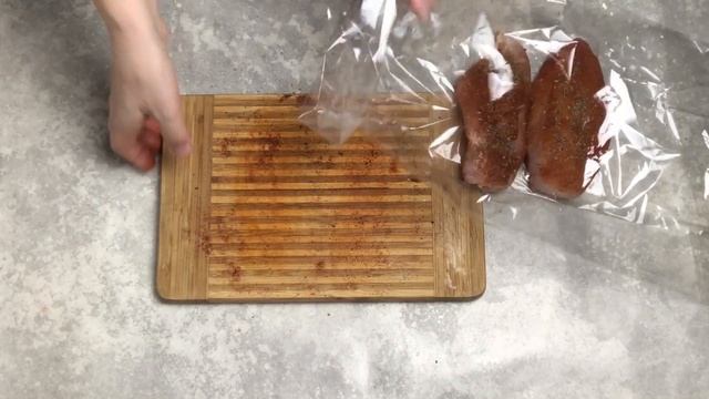 КАК ПРИГОТОВИТЬ КУРИНУЮ ГРУДКУ ЗАПЕЧЕННУЮ В РУКАВЕ В ДУХОВКЕ? Сочные и вкусные грудки курицы смотреть онлайн