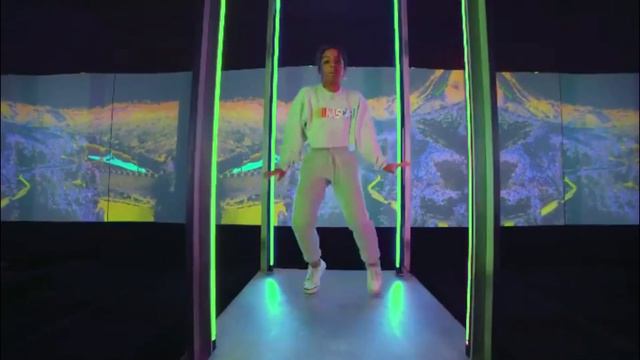 charlize glass - international love - pitbull ft. chris brown смотреть онлайн