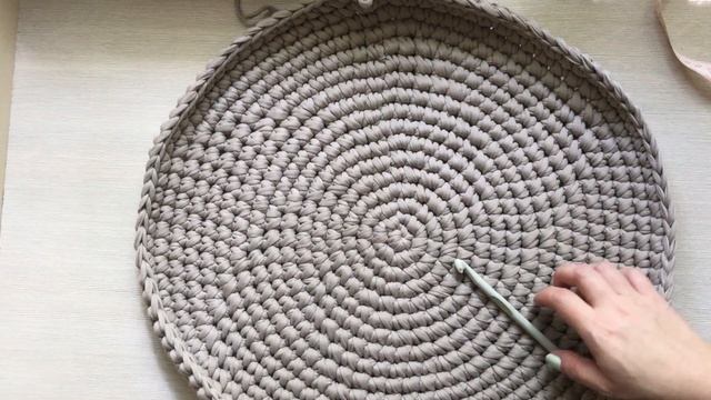 Вязание пуфа из трикотажной пряжи. Съемный чехол. Простой и стильный дизайн. смотреть онлайн